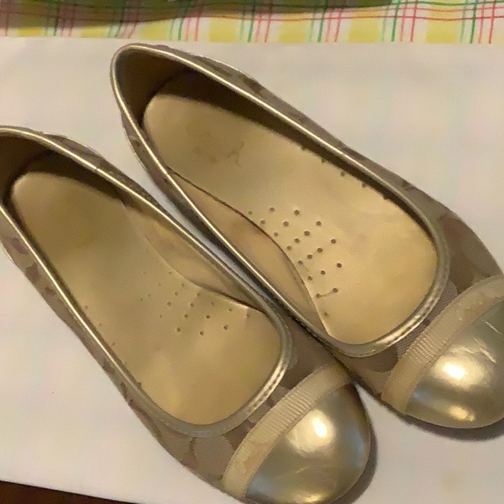 Coach Flats gold/tan signature print , light wear never - Picture 5 of 6
